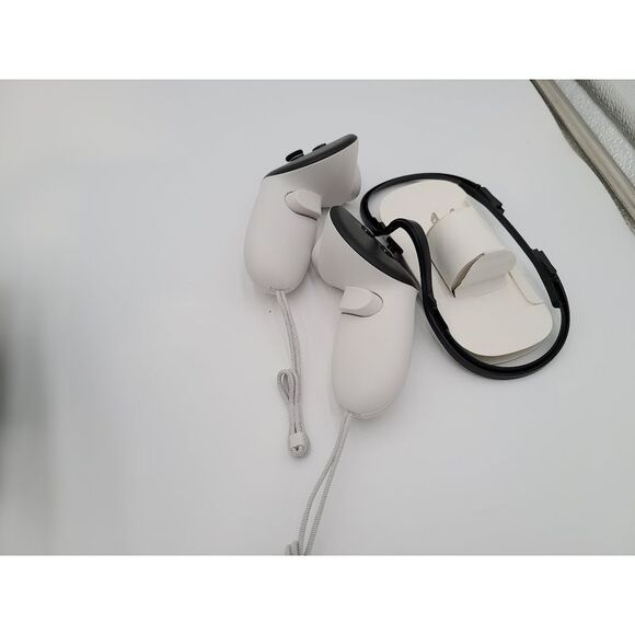 Meta Quest 3S 256GB Batman Arkham Shadow Headset + Controllers - Picture 3 of 3